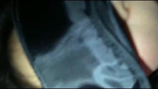 性感漂亮的95后黑丝美女和朋友KTV唱歌喝醉后被带到住所玩弄后直接撕破丝袜啪啪,出来玩连内裤都不穿，方便！